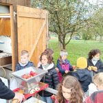 Die Kinder bei der Apfelmühle